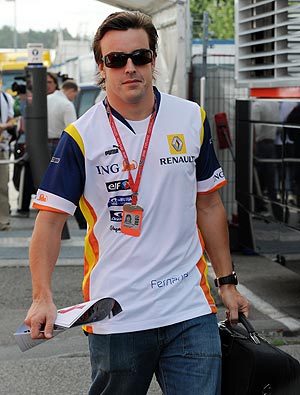 Alonso en el paddock de Hockenheim. (Foto: AFP)
