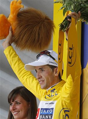 Sastre, en el podio de amarillo. (Foto: AP)