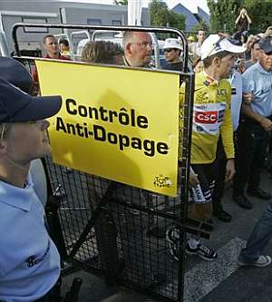 Carlos Sastre pasa el control antidopaje tras la crono decisiva. (Foto: AP)