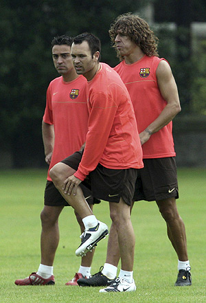 Iniesta, junto a Xavi y Puyol. (Foto: EFE)