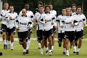 Los jugadores del Real Madrid corren en grupo durante el entrenamiento que han realizado en Irdning. (Foto: EFE)