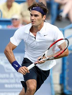 Federer persigue una bola de Ginepri. (Foto: EFE)