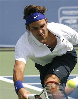 Federer devuelve una bola de Karlovic. (Foto: AP)