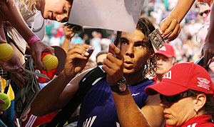 Nadal firma autógrafos tras perder con Djokovic en Cincinnati (Foto: EFE)