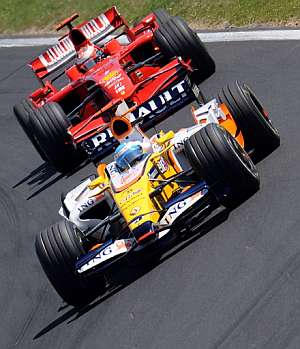 Alonso por delante de Raikkonen. (Foto: AFP)