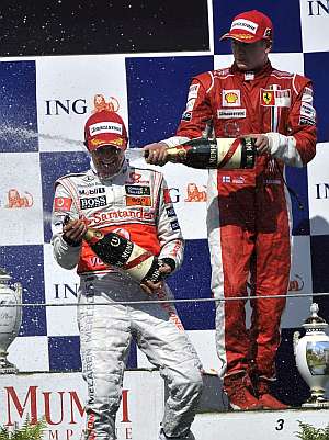 Kimi Raikkonen (dcha) baña con champán a Heikki Kovalainen. (Foto: EFE)