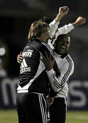 Schuster y Robinho, durante el entrenamiento en Bogot. (Foto: EFE)