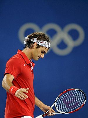 Federer se lamenta durante el partido de cuartos ante Blake. (Foto: EFE)
