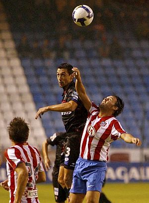 Maniche (d) pugna por un baln con el jugador del Sporting Neru. (Foto: EFE)