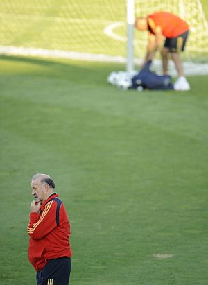 Del Bosque, pensativo, durante su primer entrenamiento como seleccionador. (Foto: AFP)