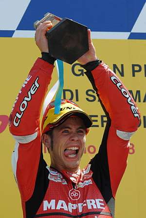 lvaro Bautista, en el podio tras lograr la victoria. (Foto: AFP)
