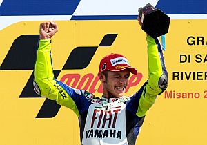 Valentino Rossi, en el podio. (Foto: EFE)