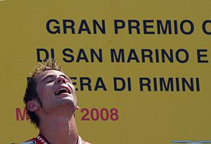 lvaro Bautista, en el podio. (Foto: AFP)