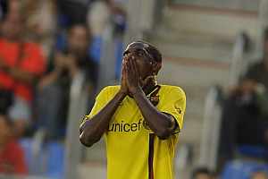 Samuel Eto'o se lamenta tras perder una ocasin ante el Numancia. (AFP)