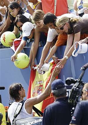 Rafa Nadal firma autgrafos a los aficionados. (Foto: AP)