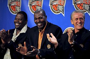 Olajuwon, Ewing y Riley aplauden tras su nombramiento (Foto: AP)