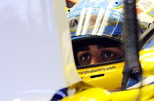 Alonso, justo antes de salir a la pista. (Foto: AFP)