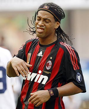 Ronaldinho se lamenta. El Milan no ha comenzado bien (Foto: AP)