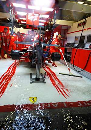 El box de Ferrari, anegado. (Foto: AFP)