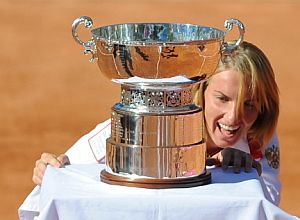 Kuznetsova, junto a la Fed Cup. (Foto: AFP)