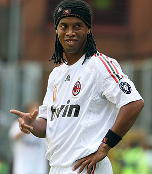 Ronaldinho, durante el partido ante el Gnova. (AP)