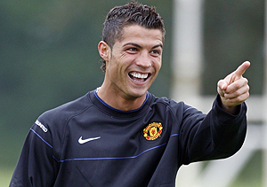 Cristiano Ronaldo bromea durante un entrenamiento. (Foto: AFP)