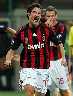 Alexandre Pato celebra uno de los goles del Milan. (AFP)