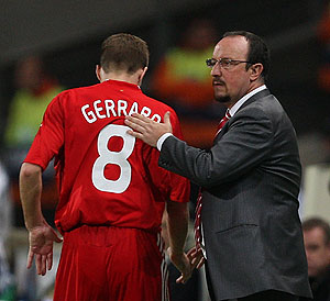 Bentez, junto al smbolo del Liverpool, Steven Gerrard. (Foto: AP)