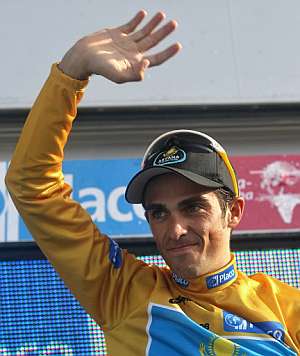 Alberto Contador saluda en el podio. (Foto: AFP)