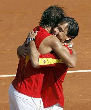 Emilio Snchez Vicario se abraza con Rafa Nadal. (Foto: EFE)