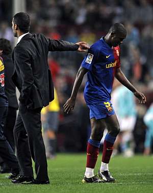 Guardiola saluda a Eto'o tras el cambio. (Foto: EFE)