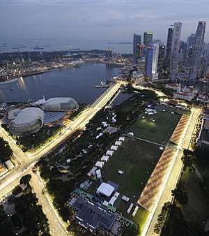 El circuito de Singapur, iluminado. (Foto: AP)