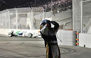 Alonso muestra su desesperacin al bajarse de su coche averiado. (AFP)