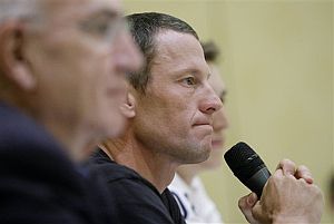 Armstrong, en la rueda de prensa en la que explic su regreso. (Foto: AP)
