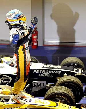 Fernando Alonso celebra su victoria. (Foto: EFE)