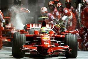 Felipe Massa sale del box de Ferrari con la manguera enganchada. (Foto: EFE)