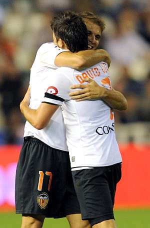 Joaqun se abraza a Villa tras uno de los goles al Deportivo. (Foto: AP)