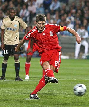 Gerrard, autor de dos goles en la primera jornada de la Liga de Campeones. (Foto: AP)