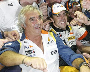 Briatore y Alonso celebran el triunfo en Singapur. (Foto: AP)