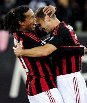 Ronaldinho celebra su gol del Milan junto a Andriy Shevchenko. (Foto: EFE).