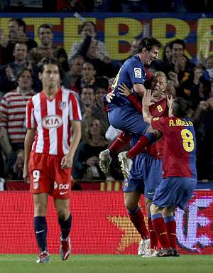 Los jugadores del Barcelona celebran uno de los goles. (Foto: EFE)