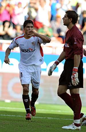 Renato celebra su gol ante la mirada de Iraizoz. (Foto: AFP)