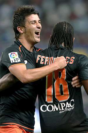 Fernandes celebra su gol junto a Villa ayer en Valladolid. (Foto: EFE).