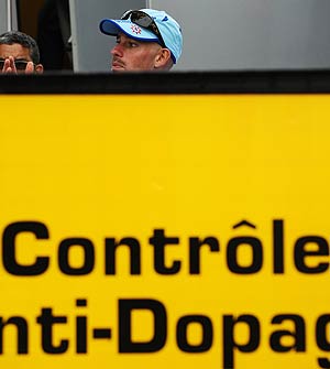 Stefan Schumacher, en el control antidopaje del Tour. (Foto: AFP)