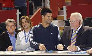 Manolo Santana (i), junto a Novak Djokovic (2d), David Ferrer (2i), y juez Tom Barnes (d). (EFE)