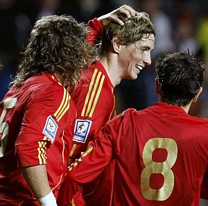 Torres, felicitado por Puyol y Xavi. (Foto: EFE)