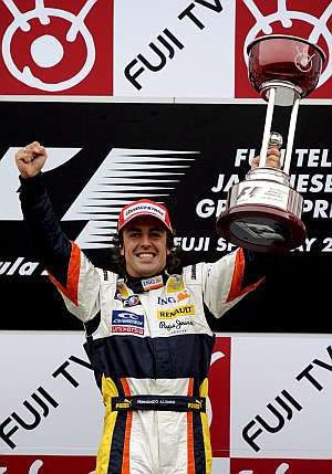 Fernando Alonso levanta el trofeo en el podio de Japn. (Foto: EFE)