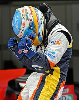 Fernando Alonso celebra su victoria en Japn. (Foto: AFP)