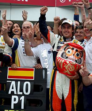 Fernando Alonso celebra la victoria en el 'paddock', junto a su equipo. (Foto: EFE)