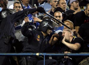 La policia agrede a varios aficionados del Olympique. (Foto: EFE)